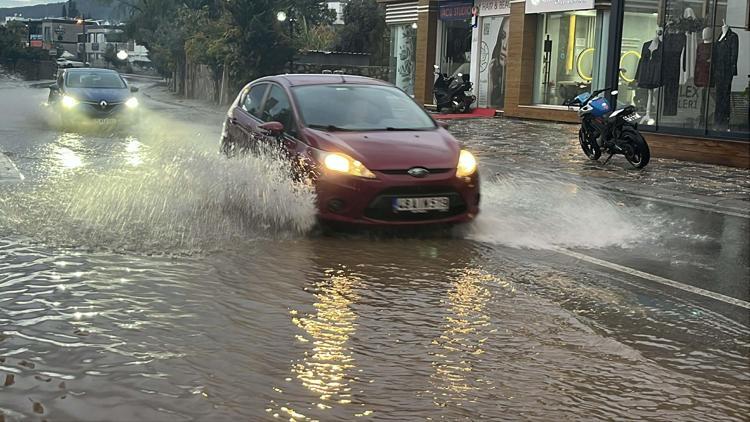 Bodrumda sağanak; cadde ve sokaklar suyla doldu