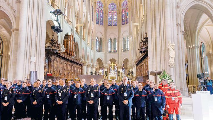 Notre Dame törenle açıldı