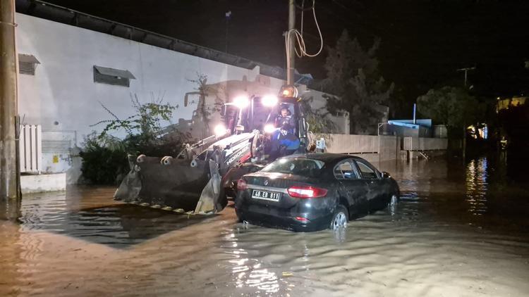 Bodrumda sel baskını; 11den fazla evi su bastı, otomobilde mahsur kalan belediye personelleri kurtarıldı