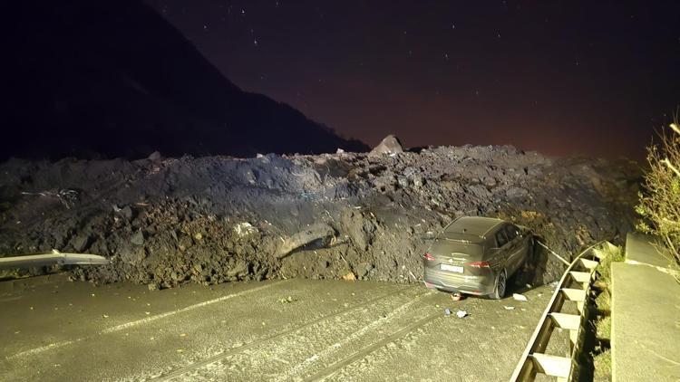 Artvinde heyelan; Karadeniz Sahil Yolu ulaşıma kapandı