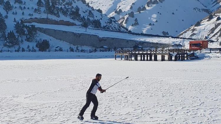 Donan 1700 rakımdaki gölde buz pateni