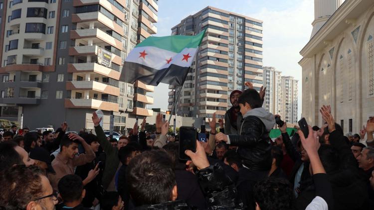 Esad rejimi kontrolü kaybetti, Şanlıurfa ve Gaziantepte Suriyeliler kutlama yaptı (2)