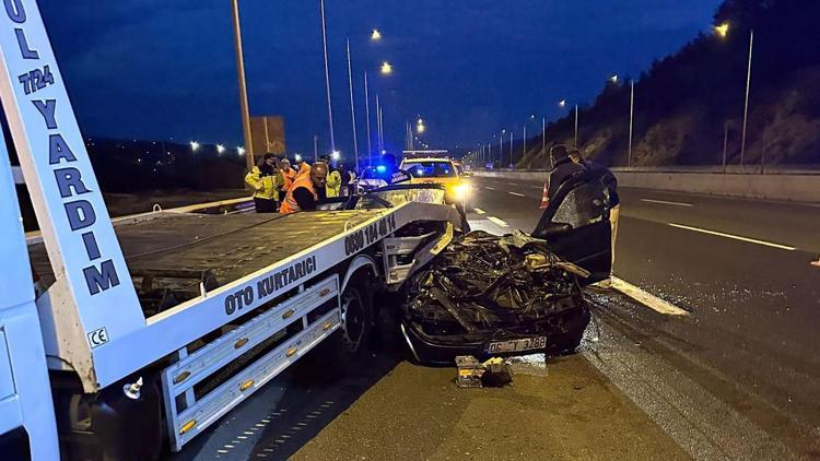 Anadolu Otoyolunda çekiciye çarpan otomobildeki iki kişi öldü, bir kişi yaralandı