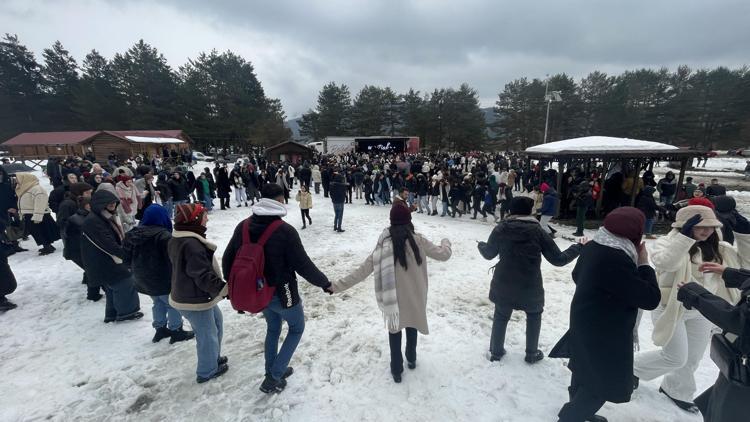 Abantta düzenlenen hamsi festivalinde yaklaşık 2 ton balık tüketildi