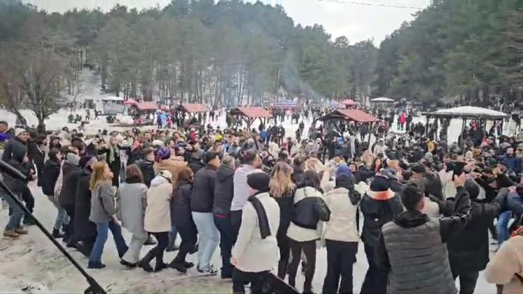 1,5 ton hamsi dağıtıldı, karlar üzerinde horon oynandı