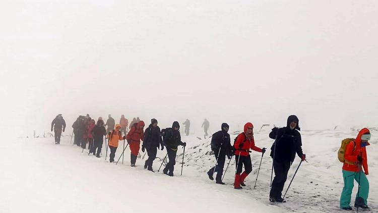 Bolu’da 45 dağcı, ‘Dünya Dağlar Günü’ öncesi karla kaplı Köroğlu Dağının zirvesine tırmandı