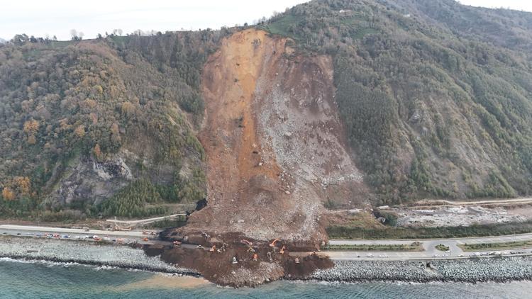 Karadeniz Sahil Yolunda heyelanın izleri siliniyor; 1 araç aranıyor