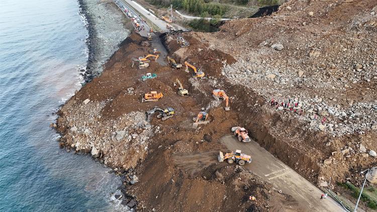 Heyelanda toprak altında kalan 4 arkadaşın cansız bedeni bulundu