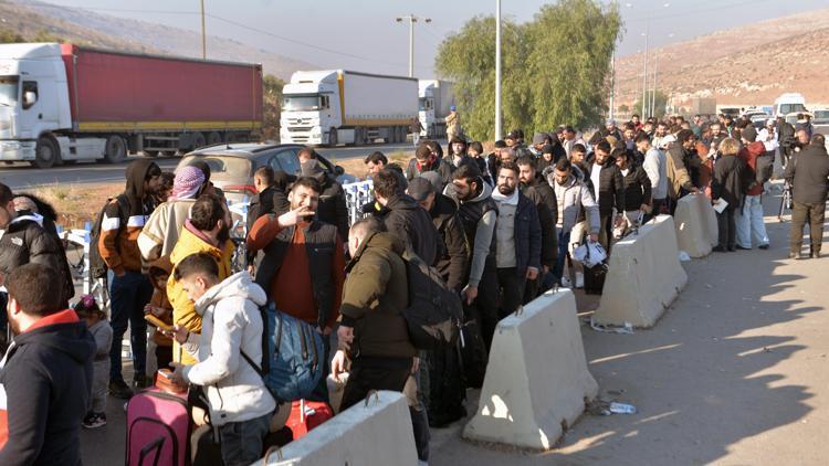 Ülkelerine dönmek isteyen Suriyeliler, Cilvegözü Gümrük Kapısı’nda