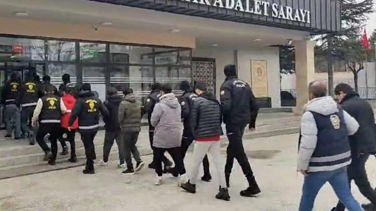 Asker, polis, savcı gibi konuşup 5 milyon lira dolandırdılar 4 ilde operasyon: 8 şüpheli tutuklandı