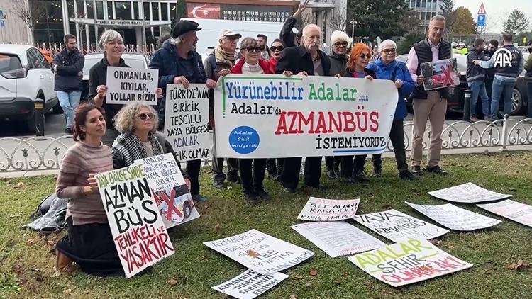 İBB önünde azmanbüs protestosu: Niçin diğer ilçelerde kullanılmıyor, bilmek istiyoruz