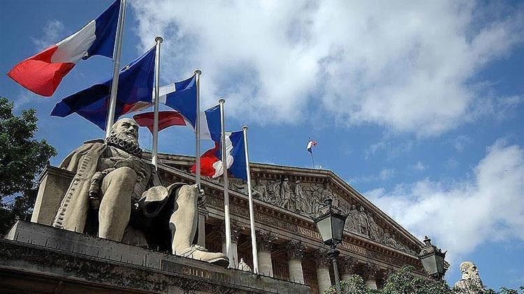 Fransada kriz zirvede: Le Pen gözünü Macrona dikti