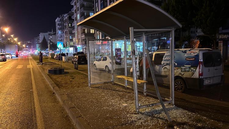 Seyir halindeki kamyondan ayrılan lastik otobüs durağına çarptı: 1 yaralı