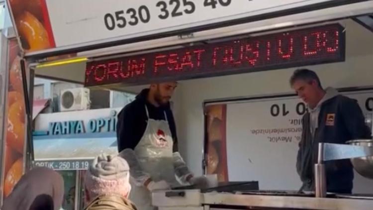 Beyoğlunda Suriyeli esnaf lokma dağıtarak kutlama yaptı