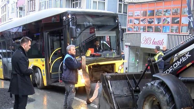 İETT otobüsü geçtiği sırada yol çöktü, araç mahsur kaldı