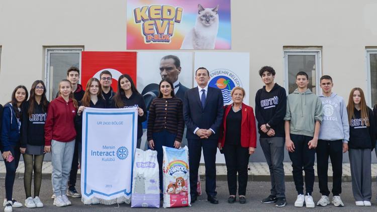 Lise öğrencilerinden Yenişehir Belediyesinin hayvan bakımevine mama bağışı