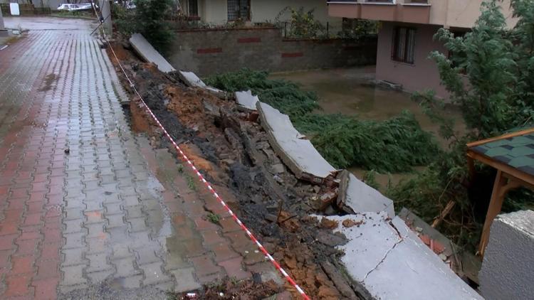 İstanbul- Çekmeköyde sağanak yağış nedeniyle istinat duvarı çöktü