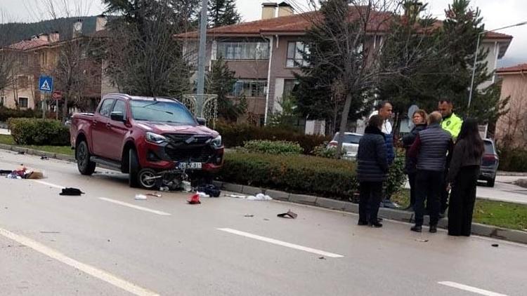 Yaya geçidinde kamyonetin çarptığı elektrikli bisikletin sürücüsü öldü