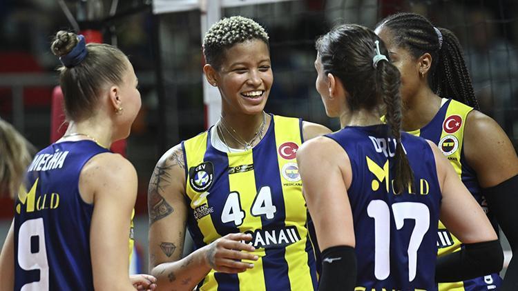 Fenerbahçe 4te 4 yaptı, liderliğini sürdürdü