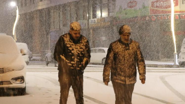 Vanda kar yağışı etkili oldu; Van-Bahçesaray karayolu geçici olarak trafiğe kapatıldı