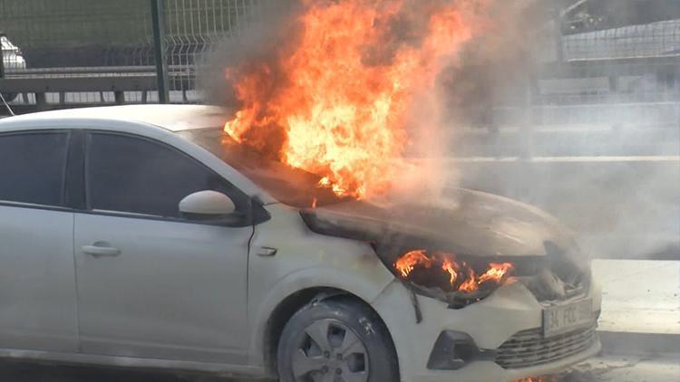 İstanbulda, E-5te otomobil alev alev yandı; trafik durdu