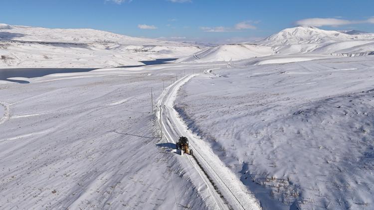 Vanda kardan kapanan 119 yerleşim yeri ulaşıma açıldı