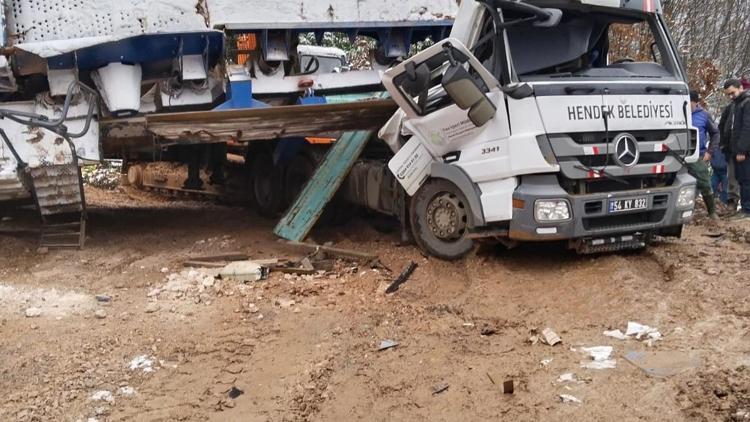 TIRın dorsesindeki taş kırma makinesi devrildi; kabinde sıkışan belediye işçisi öldü