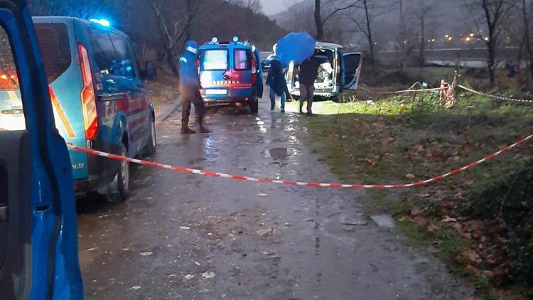 Düzcede otomobilde silahla vurulmuş halde bulunan kişi hastaneye kaldırıldı