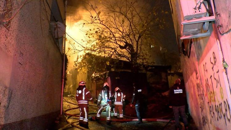 İstanbul-Beyoğlunda gecekondu alev alev yandı; patlama anı kamerada