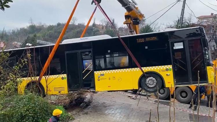 Yokuş aşağı kayan İETT otobüsü evin bahçesine düştü