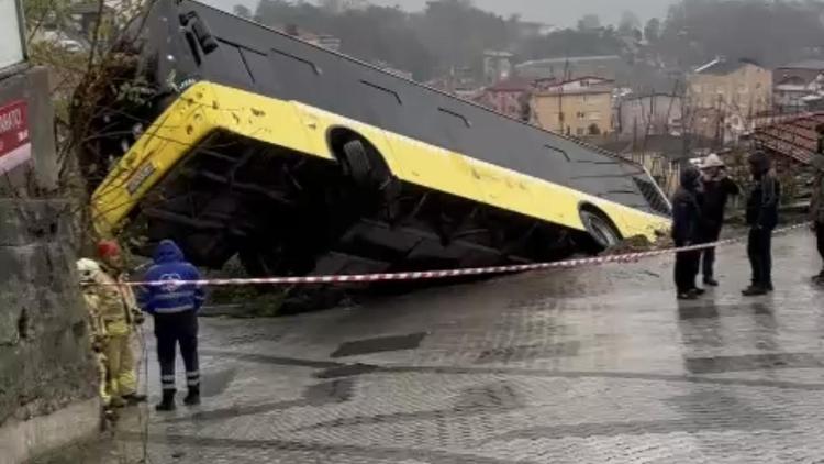 İstanbul- Beykozda yokuş aşağı kayan İETT otobüsü evin bahçesine düştü