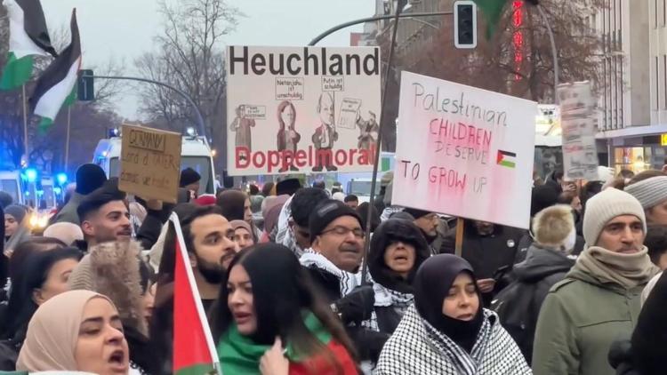 Berlin’de İsrail’in Filistin’e saldırıları protesto edildi