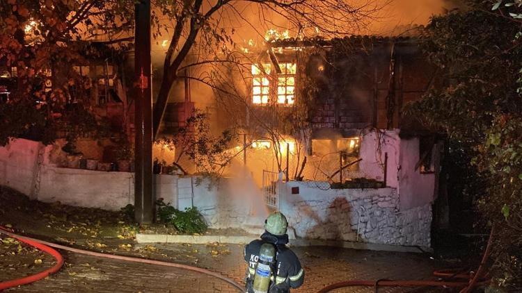 İzmitte korkutan yangın: İki katlı ev alev alev yandı