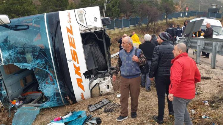 Ispartada yolcu otobüsü devrildi; yaralılar var