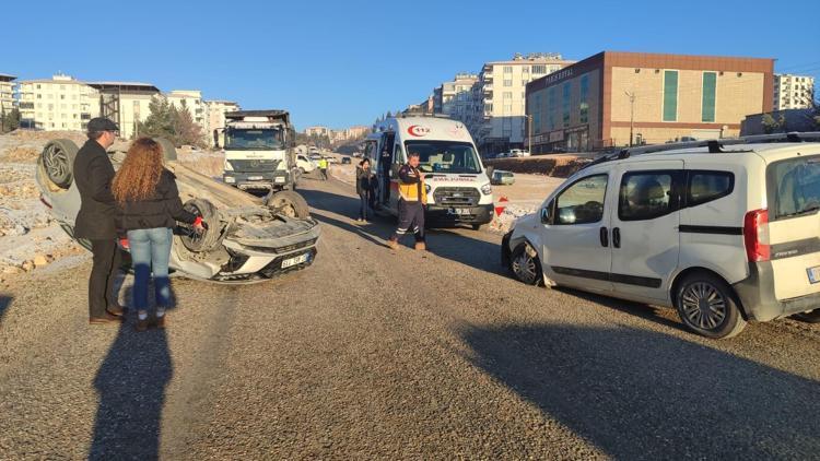 Besnide otomobil ile hafif ticari aracın çarpışması sonucu 2 kişi yaralandı