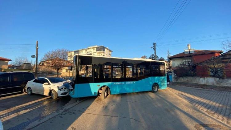 Halk otobüsü ile otomobil çarpıştı; 6 yaralı