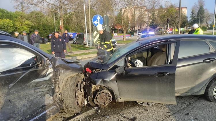 Kavşakta çarpışan otomobillerin sürücüleri yaralandı