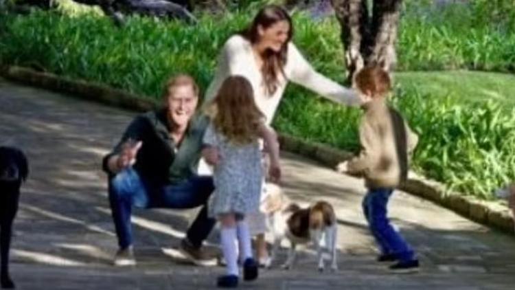 Kaçak prensin aile pozu: Sadece aileden değil tüm dünyadan çocuklarının yüzünü saklıyorlar