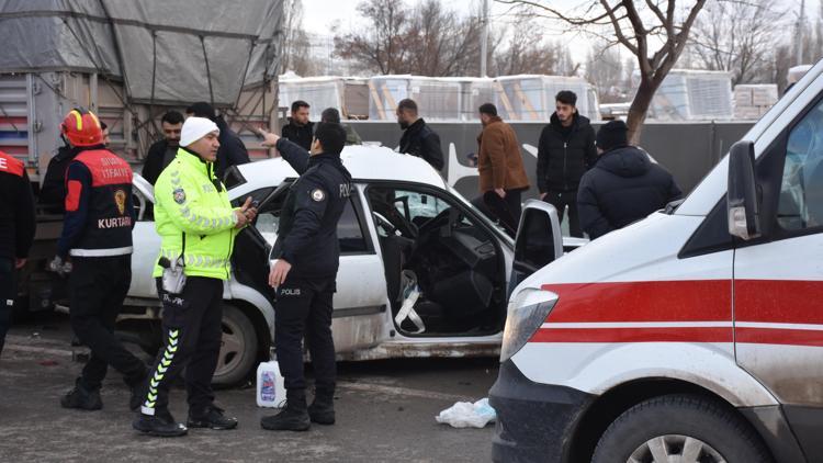 Otomobil park halindeki TIRa çaptı; sürücü ağır yaralı