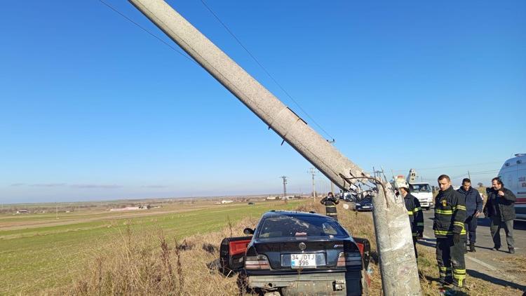 Elektrik direğine çarpan otomobilde 2 kişi yaralandı