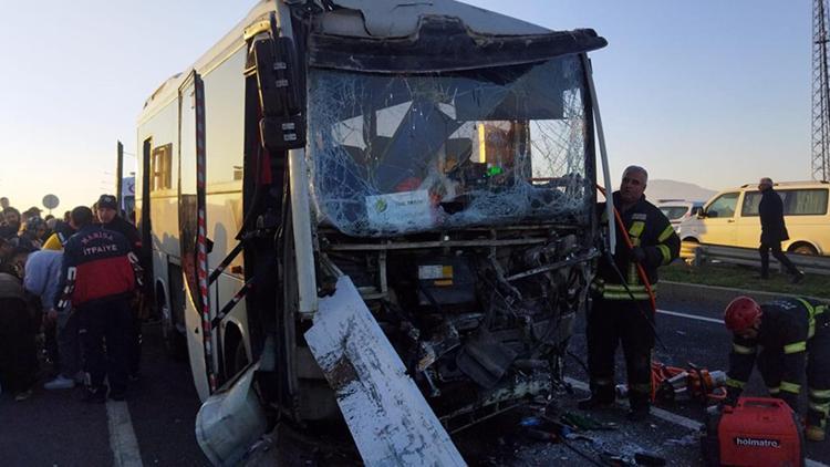 Manisada servis midibüsü ile TIR çarpıştı: 22 işçi yaralı