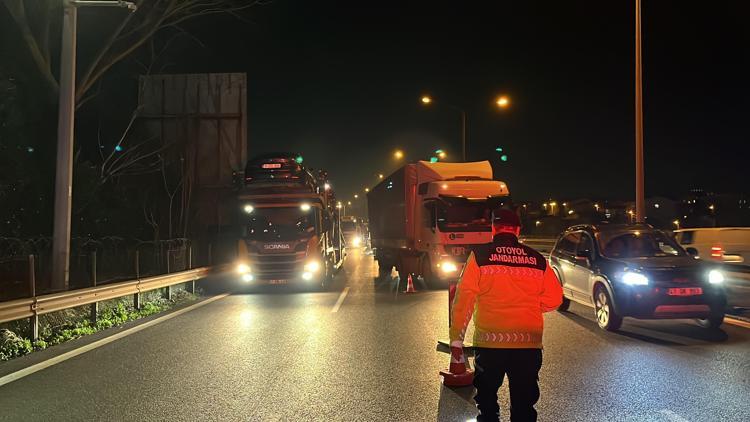 TEMde 4 aracın karıştığı zincirleme kazada 2 kişi yaralandı