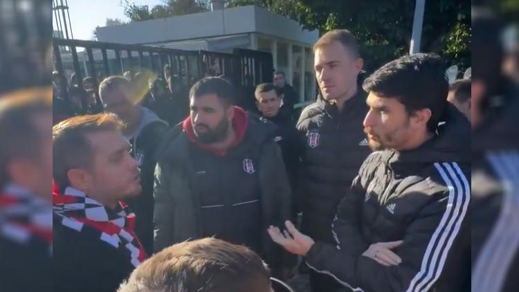 Beşiktaşlı taraftarlardan futbolculara: 150 bin kişi geliriz, bu kapıları kırarız