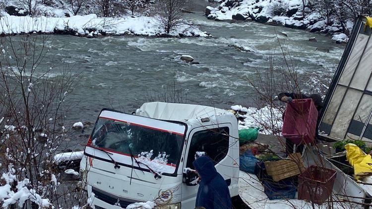 Meyve yüklü kamyonet, dereye yuvarlandı; 1 yaralı