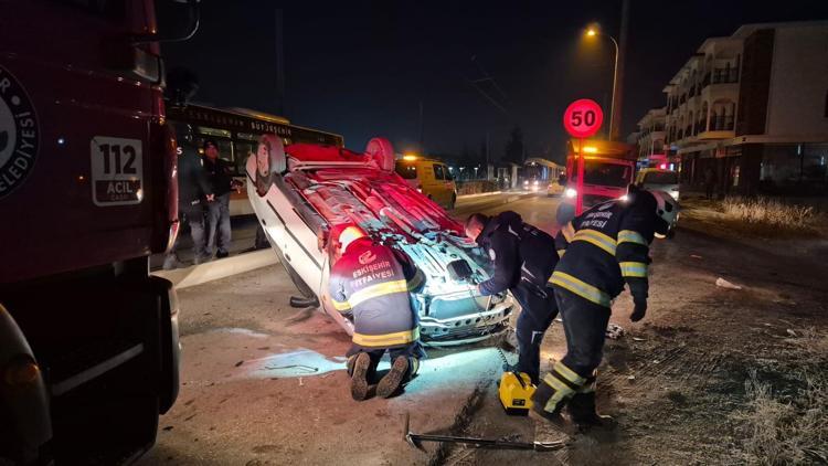 Tramvay yolunda kaza yapan otomobilin sürücüsü yaralandı