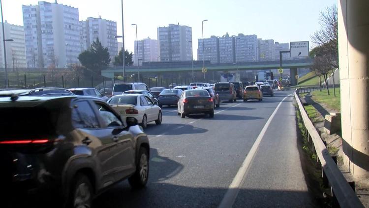 İstanbul - Bahçelievler D-100de üst geçitten geçemeyen TIR trafik yoğunluğu oluşturdu