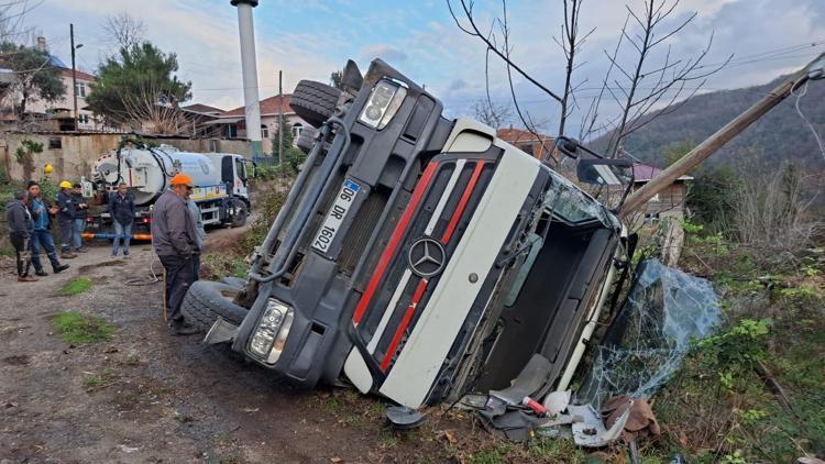 Cidede beton mikseri devrildi: 1 yaralı