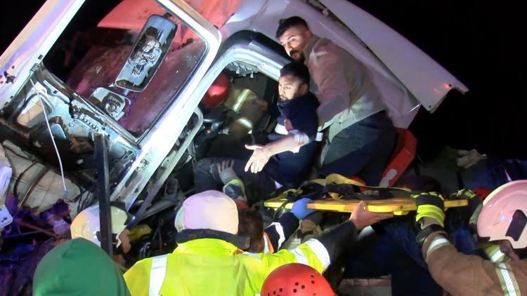 Pendik TEM Otoyolunda iki TIR çarpıştı; araçta sıkışan şoförü itfaiye kurtardı