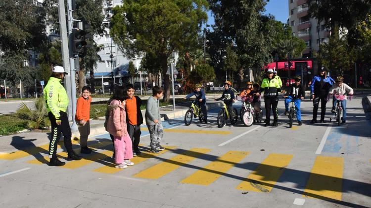 Şehit polis eşi adına kurduğu dernekle öğrencilere trafik eğitimi veriyor