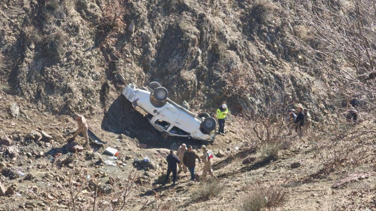 Kamyonet uçuruma yuvarlandı; 1 ölü, 3ü ağır 6 yaralı